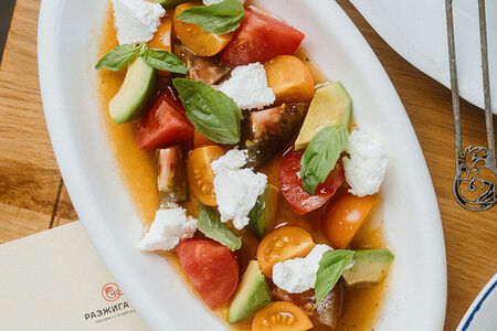 Ассорти из томатов с козьим сыром - ланч