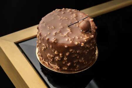 Пирожное бисквитное с фундуком, соленой карамелью и сырным кремом