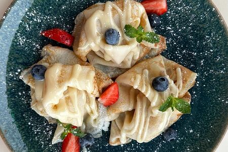 Блинчики со сгущенкой и свежими ягодами 