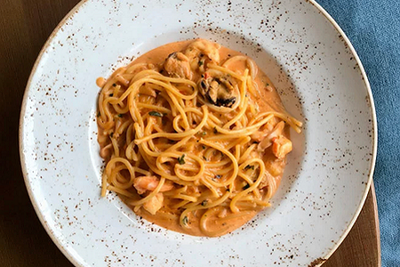 Спагетти с продуктами моря в сливочно-томатном соусе