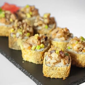 Темпура ролл Тартар с креветкой и авокадо