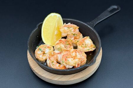 Креветки с чесноком, петрушкой и чили перцем