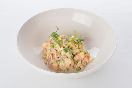 Оливье с телячьим языком и яблоком