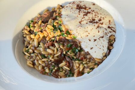 Орзо с говяжьим хвостом, вялеными томатами и луковым мармеладом