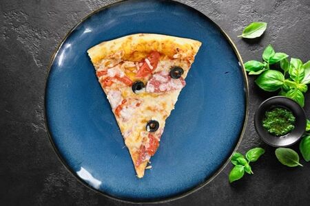 Кусок пиццы Салями