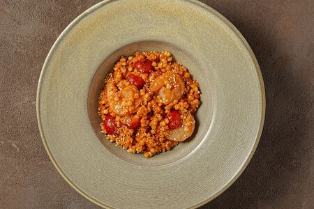 Птитим с креветками и томатами