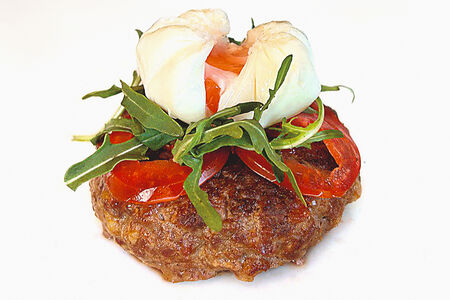 Бифштекс из рибая с яйцом Пашот