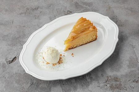 Пирог с грушей, сырным мороженым и с горгонзолой