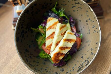 Грузинский салат с жареным сыром сулугуни