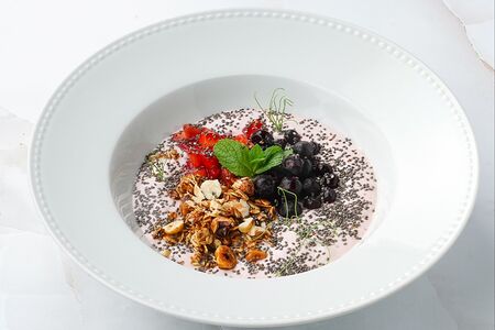 Ягодный смузи-боул с семенами чиа и фруктовой тапиокой