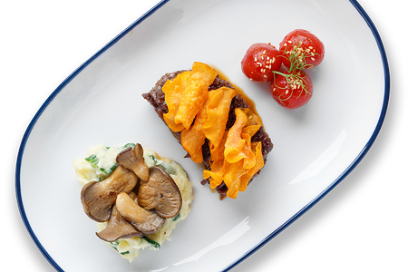 Томлённые щёчки с картофелем и грибами