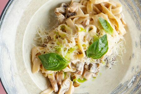 Тальятелле с копченой курицей и грибами