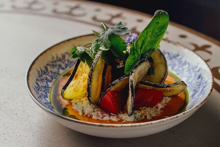 Хрустящий баклажан на овощном тартаре в соусе ромеско