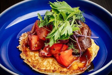 Томленая баранина на сырной лепешке с томатами и соусом наршараб