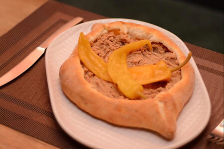 Хачапури по-аджарски c лобио