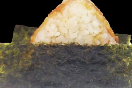 Онигири с лососем терияки