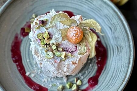 Меренговый рулет с черной смородиной