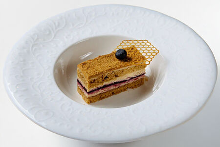 Медовый торт с чёрной смородиной