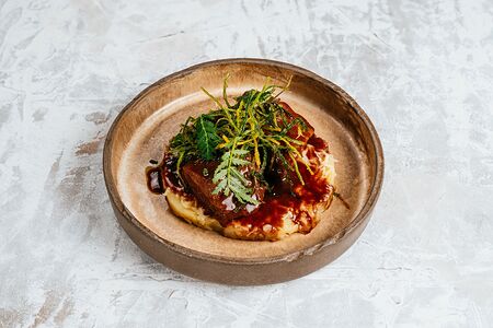 Томленые говяжьи щеки