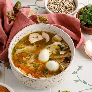 Куриный суп с домашней лапшой и грибами