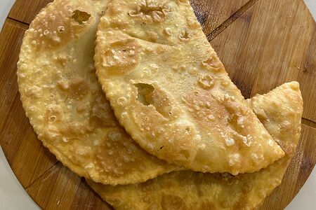 Пять чебуреков с курицей