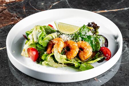 Салат с креветками и соусом песто