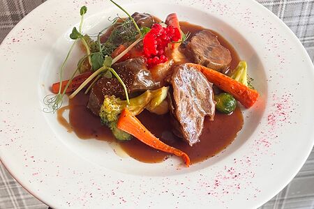 Томленые говяжьи щечки