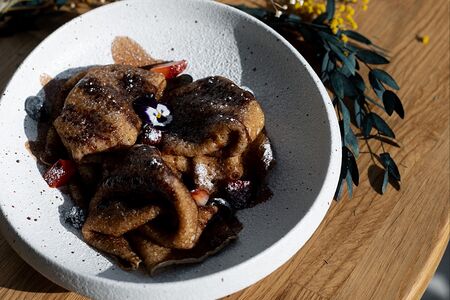 Блины с шоколадом и сезонными ягодами