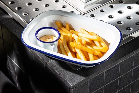 Фри картофель, сырный соус