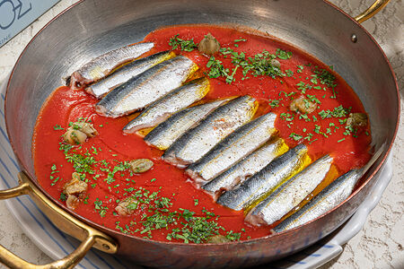Сардины, запечённые в томатном соусе
