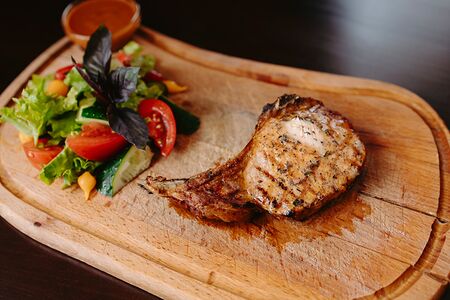 Свиной стейк на кости