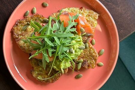 Оладьи из цукини с лососем