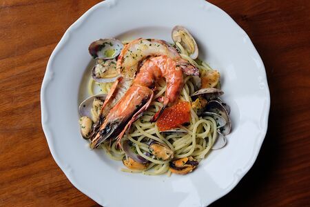 Спагетти с красной икрой и моллюсками