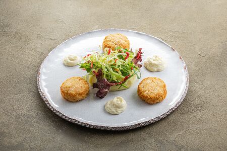 Котлетки из краба Селивановские с картофельным пюре и кремом из цветной капусты	