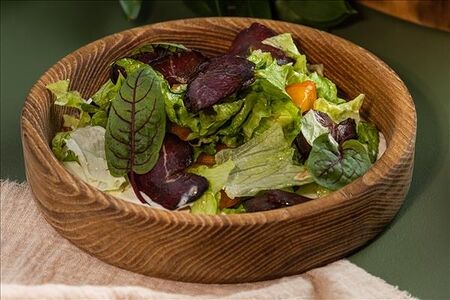 Салат с хурмой и вяленой олениной