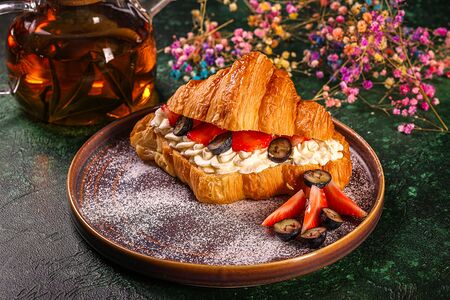 Круассан с патисьером и голубикой