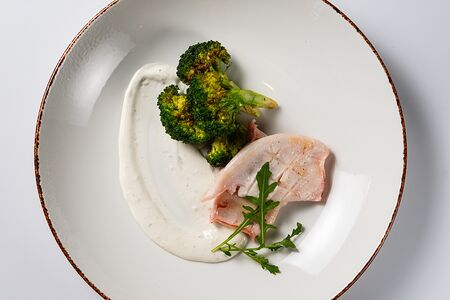 Кальмар с брокколи под соусом дорблю