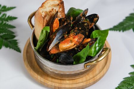 Мидии в томатном соусе 