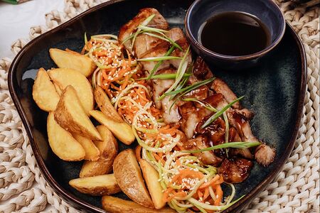 Грудинка свиная Конфи с соусом Понзу