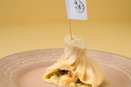 Хинкали с креветкой в сливочном соусе