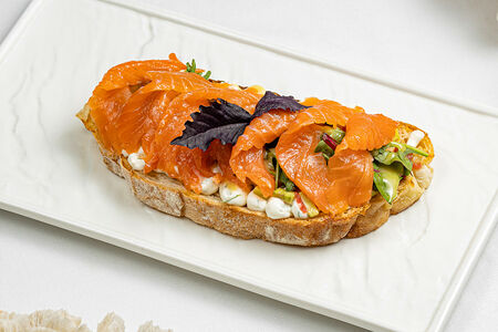 Брускетта с лососем