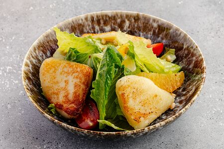 Летний салат с жареным сулугуни