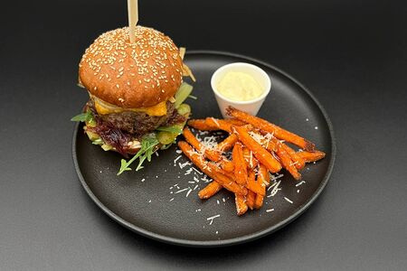 Бургер с мраморной говядиной и бататом фри