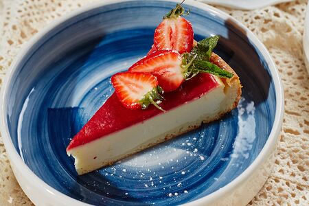 Сметанник с клубничной начинкой