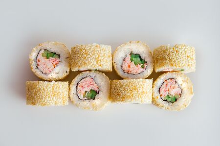 Ролл Калифорния в кунжуте с крабом