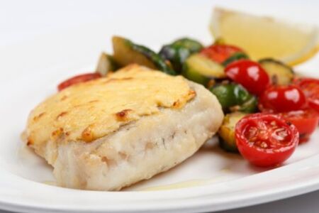 Запечённый в пармезане судак с овощным рагу