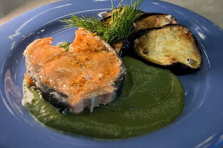 Стейк из красной рыбы со шпинатом и баклажаном 