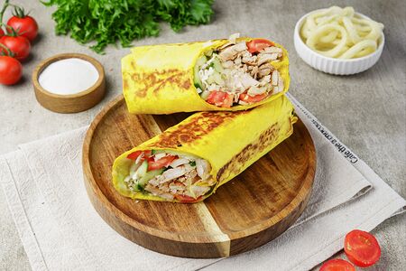 Шаверма в лаваше с чипсами