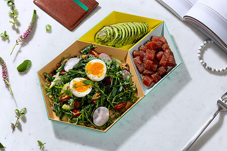 Гастробоул с тунцом, авокадо и томатами черри