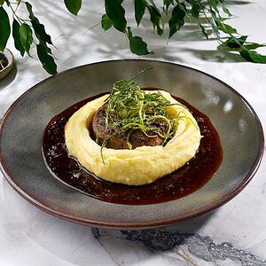 Котлета из мраморной говядины с трюфельным картофельным пюре